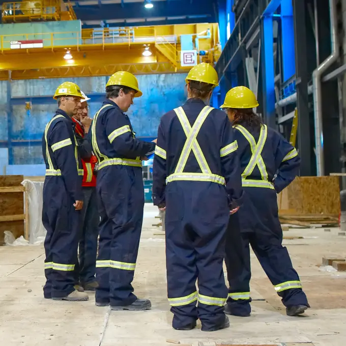 Gouvernance groupe dingenieur casques jaunes chantier