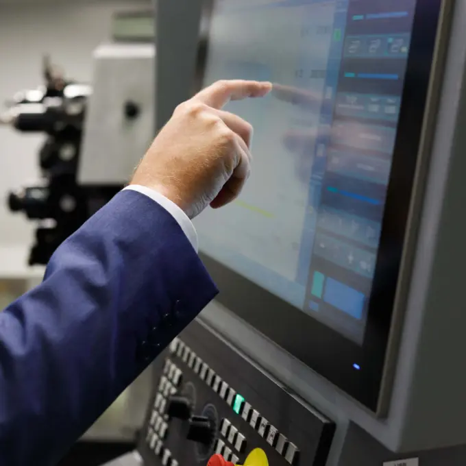Technologies industrielles - Personne tapant sur un écran de contrôle
