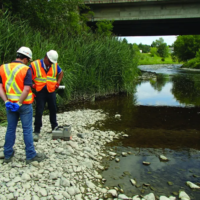 Energir - People taking samples in a river
